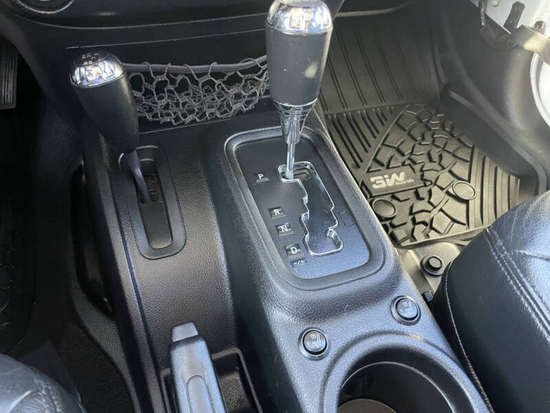 2013 JEEP WRANGLER UNLIMITED SAHARA - Image 27