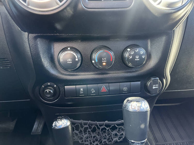 2013 JEEP WRANGLER UNLIMITED SAHARA - Image 28