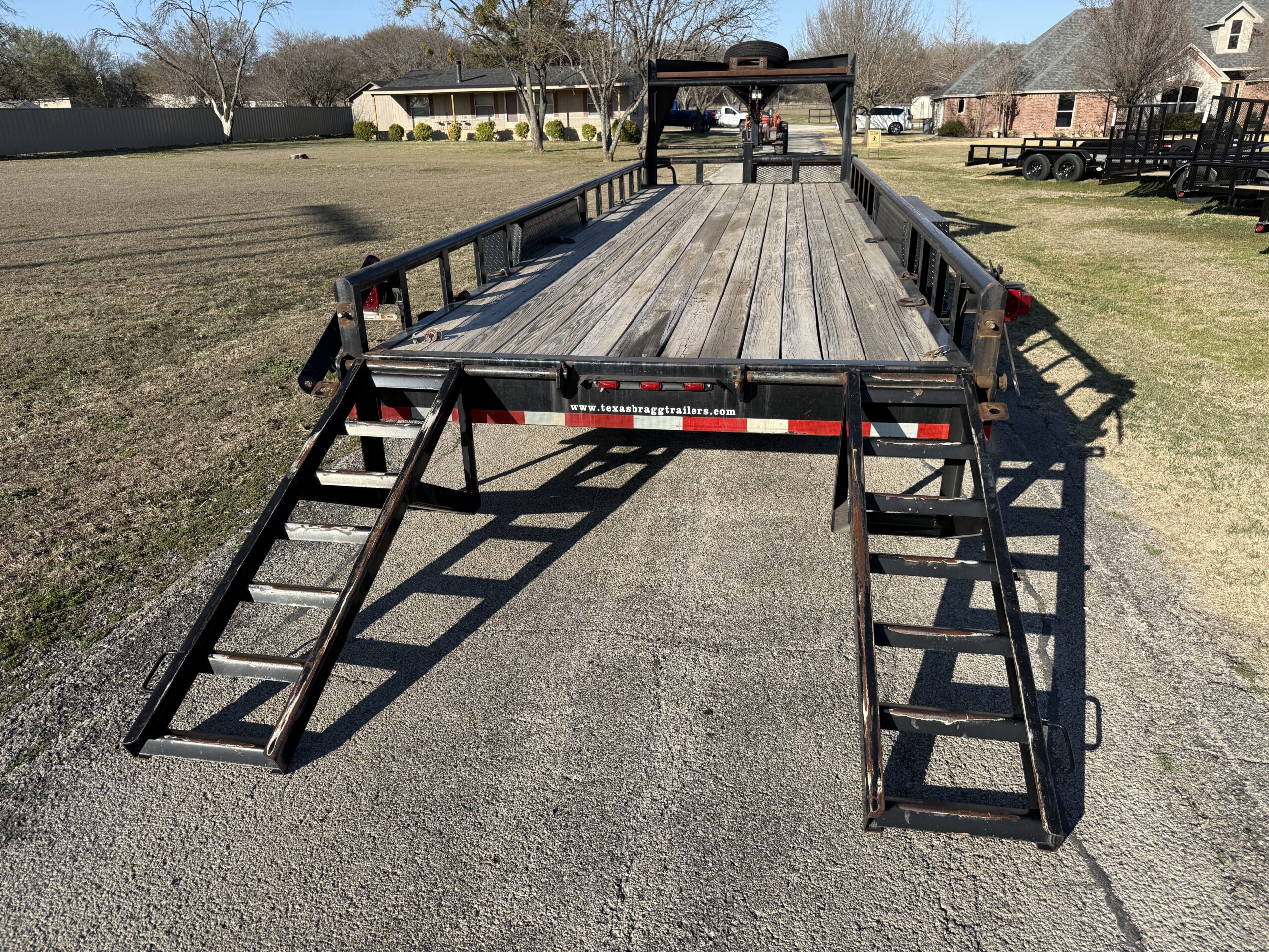 2018 TEXAS BRAGG 83" X 24' GOOSENECK PIPE TOP TRAILER WITH STAND-UP RAMPS 14,000 GVWR - Image 5