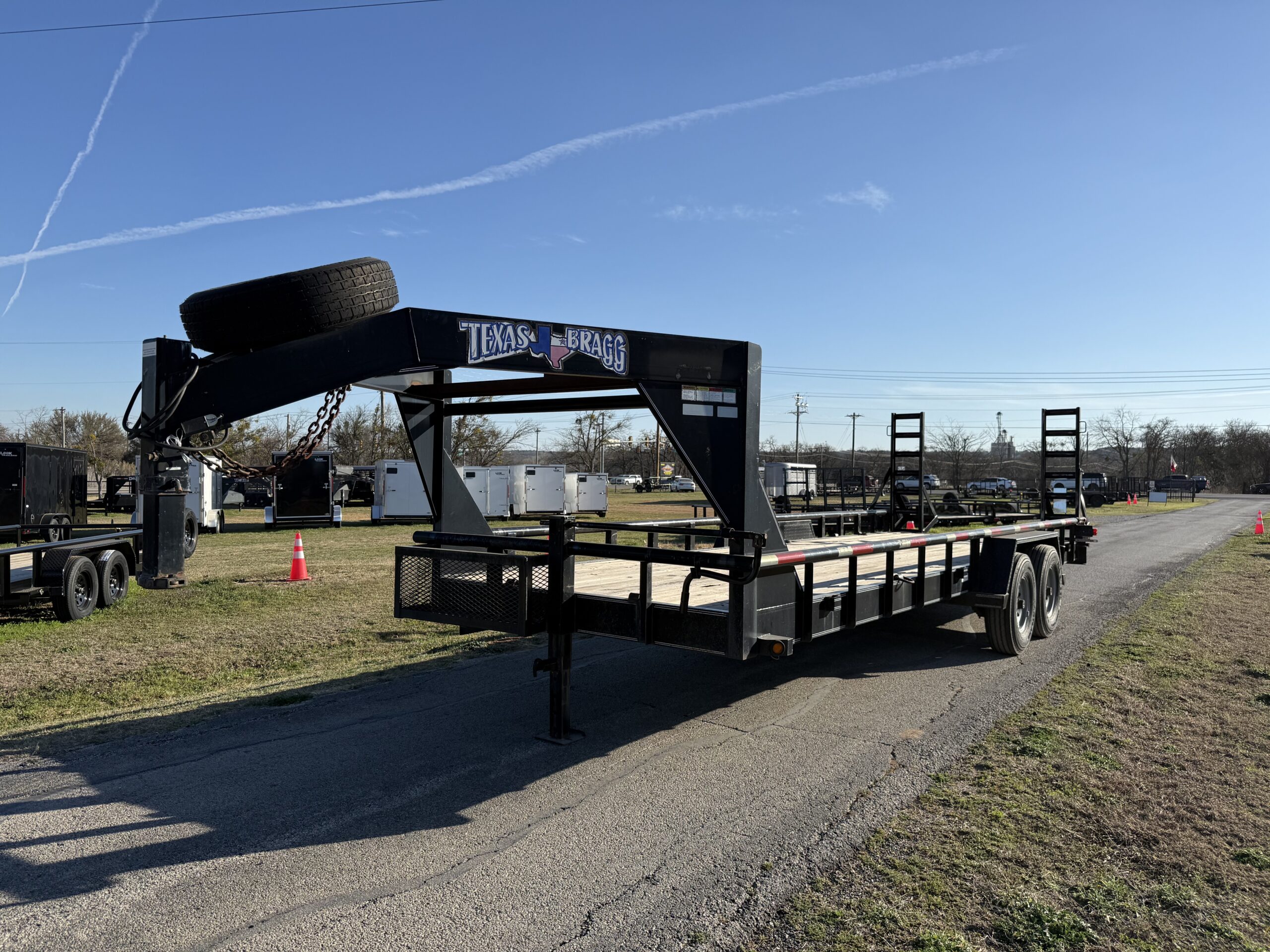 2018 TEXAS BRAGG 83" X 24' GOOSENECK PIPE TOP TRAILER WITH STAND-UP RAMPS 14,000 GVWR - Image 7