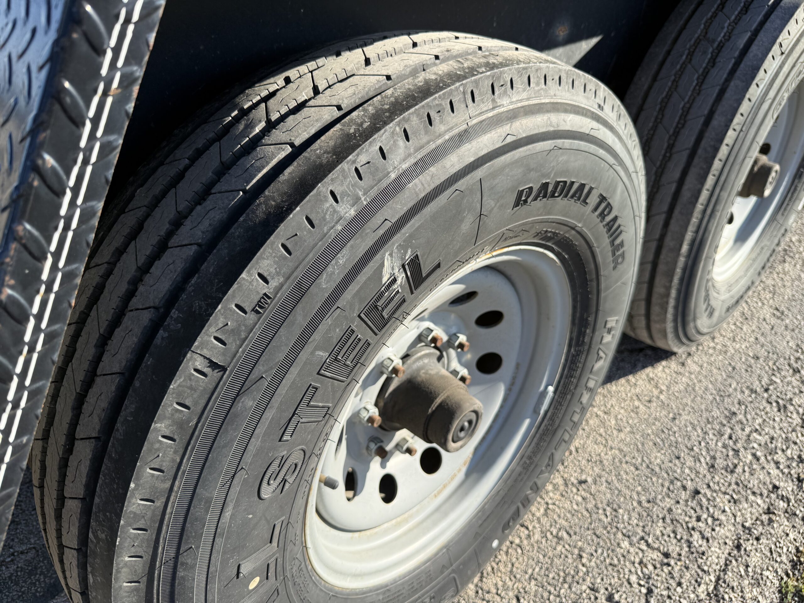 2018 TEXAS BRAGG 83" X 24' GOOSENECK PIPE TOP TRAILER WITH STAND-UP RAMPS 14,000 GVWR - Image 10