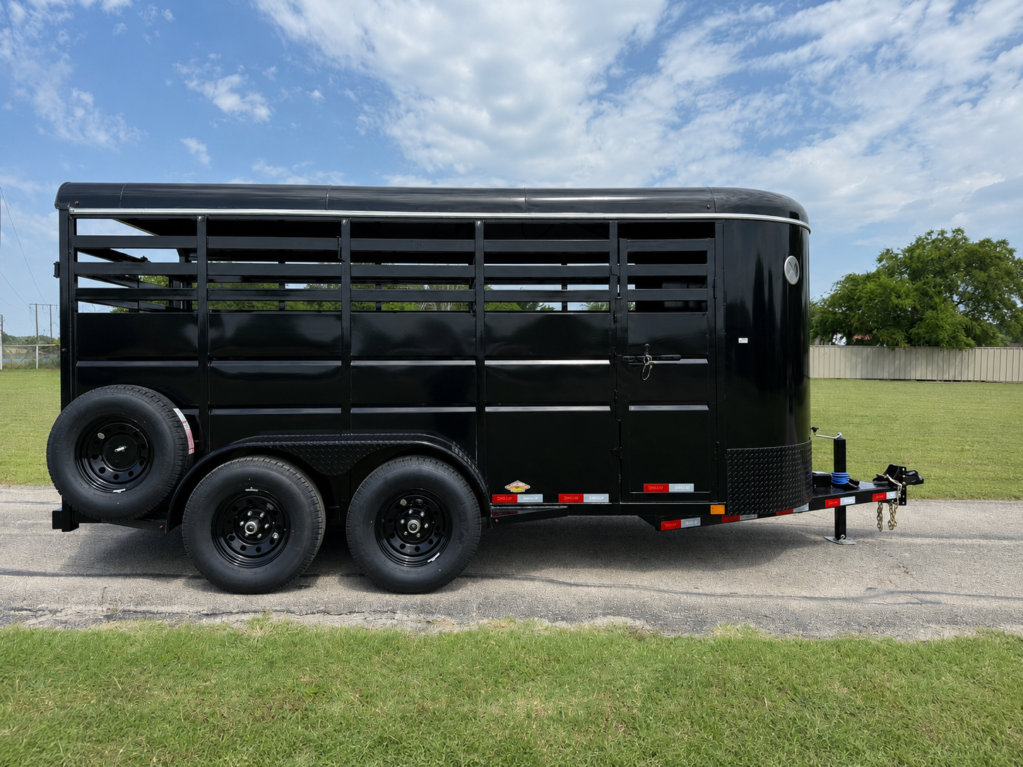2026 DELCO 6' X 16' BUMPER PULL STOCK TRAILER BLACK 12,000 GVWR - Image 3