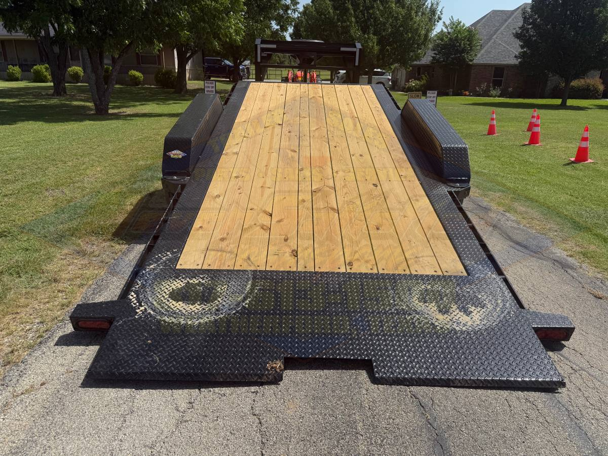 2027 DELCO 83" X 24' GOOSENECK TILT DECK WITH SPARE 16K-GVWR - Image 7